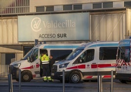 Ambulancias y personal de Diavida, en la entrada de Valdecilla Sur.