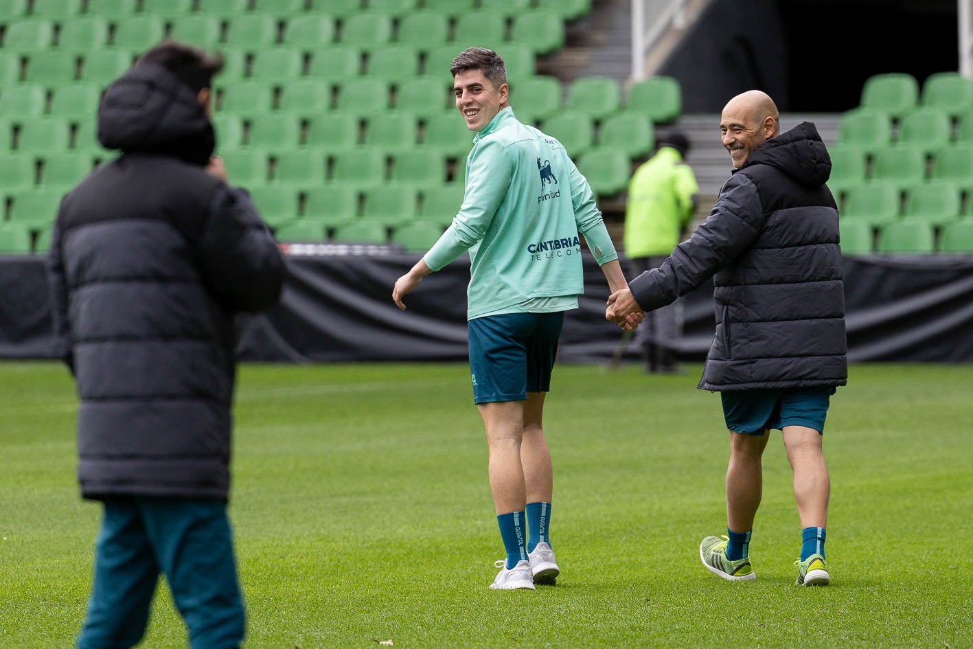 Íñigo Sainz-Maza, junto al preparador físico recuperador, sonríe durante la sesión. 