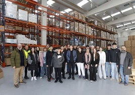 Los alumnos en las instalaciones logísticas de Goodbuy Iberia en el Polígono de Tanos, Viernoles.