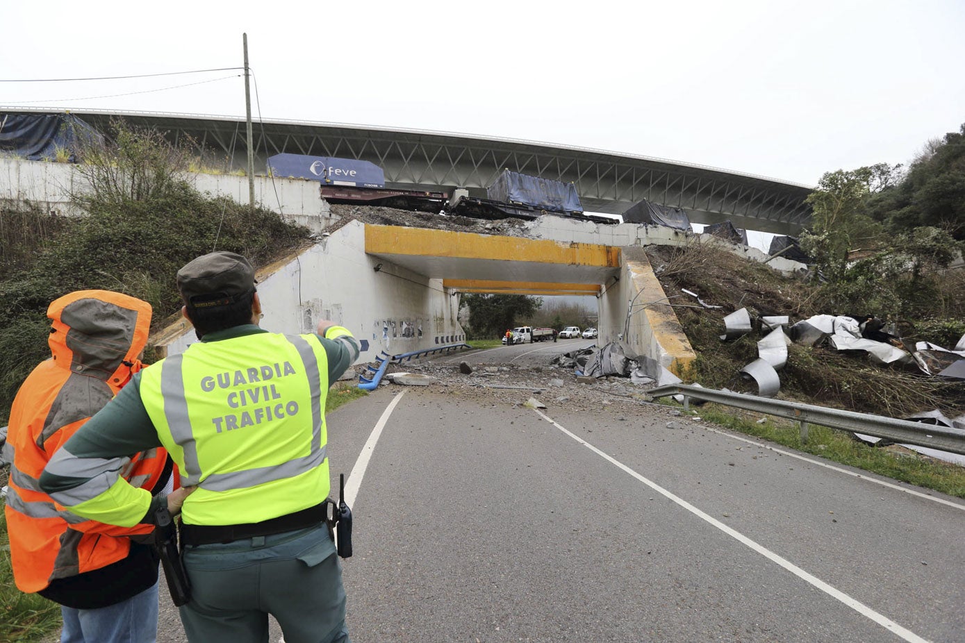 Parte de los vagones quedaron sobre el mismo puente de la carretera autonómica entre Pesués y Muñorrodero.