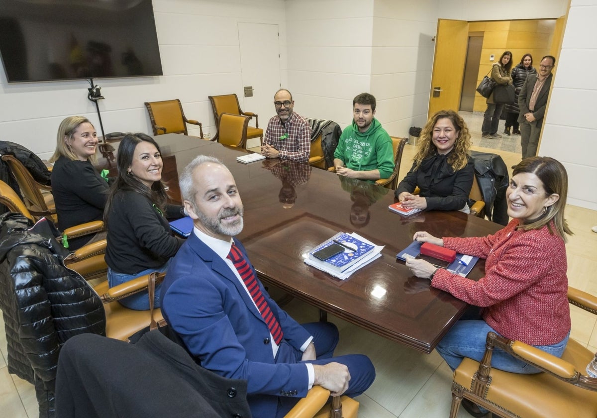 María José Sáenz de Buruaga ha presidido la reunión junto con el consejero Sergio Silva. En representación de la Junta han acudido Rus Trueba, Marta Trujillano, Jesús San Emeterio, Diegu San Gabriel y Conchi Sánchez.