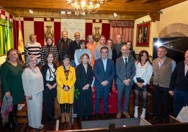 Maestros y profesores homenajeados acompañados del alcalde y del consejero de Educación.