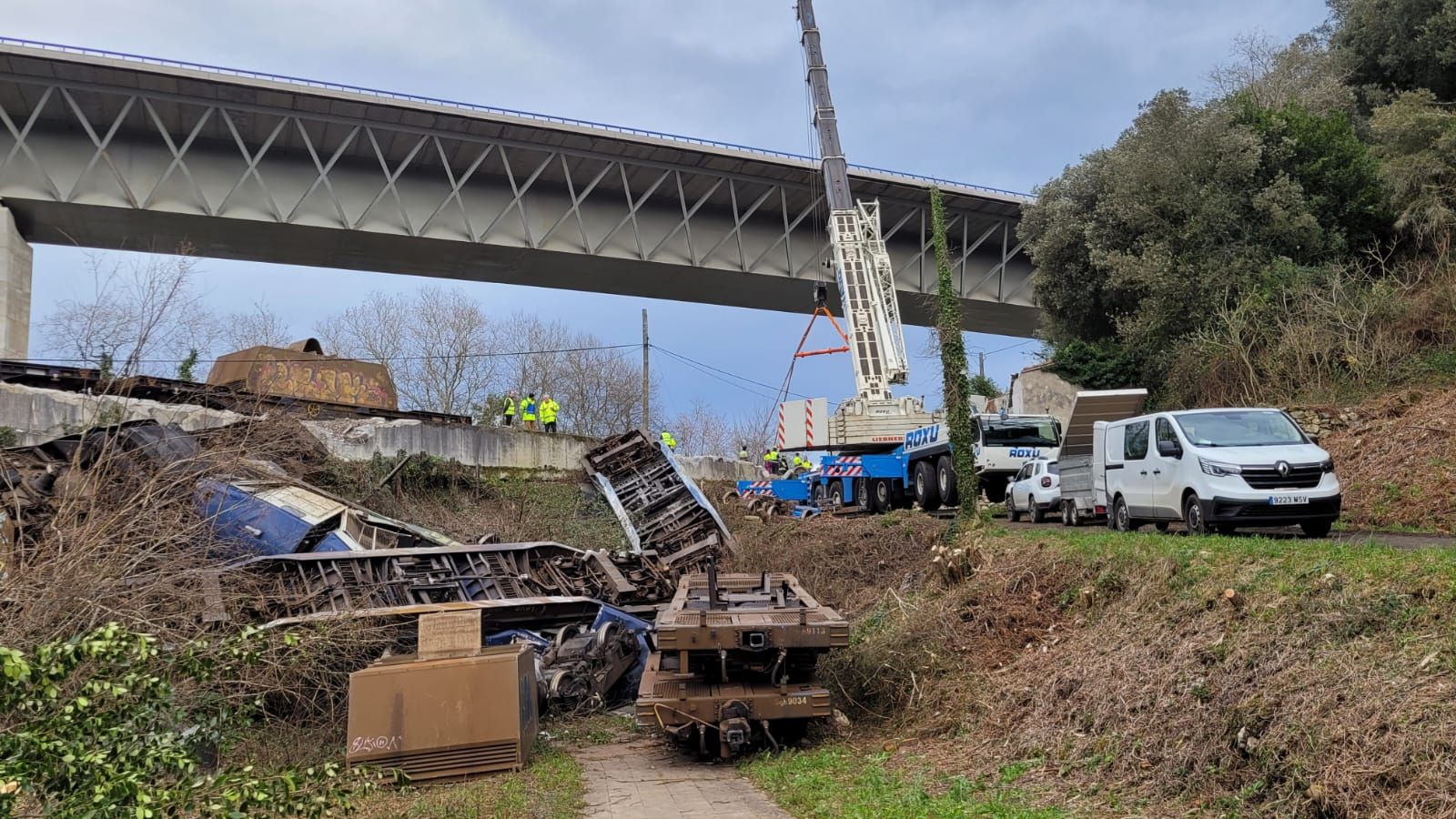 Parte de los materiales que todavía están en el lugar del accidente