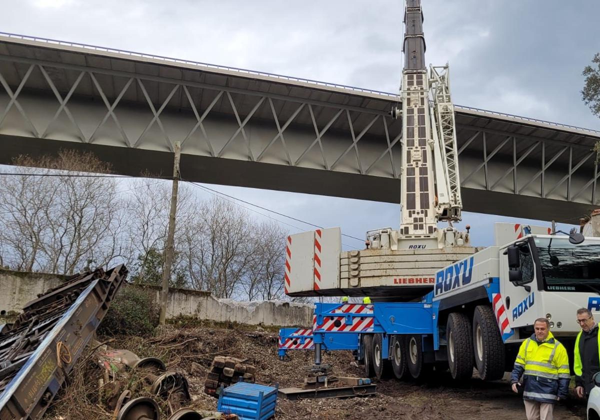 Así va la recuperación de materiales del tren descarrilado en Muñorrodero