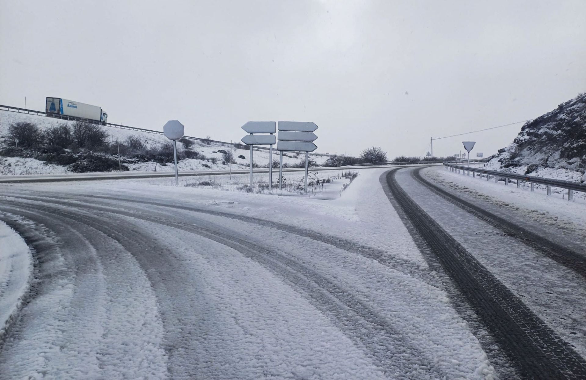 Carreteras y señalética, tapadas por la nieve.