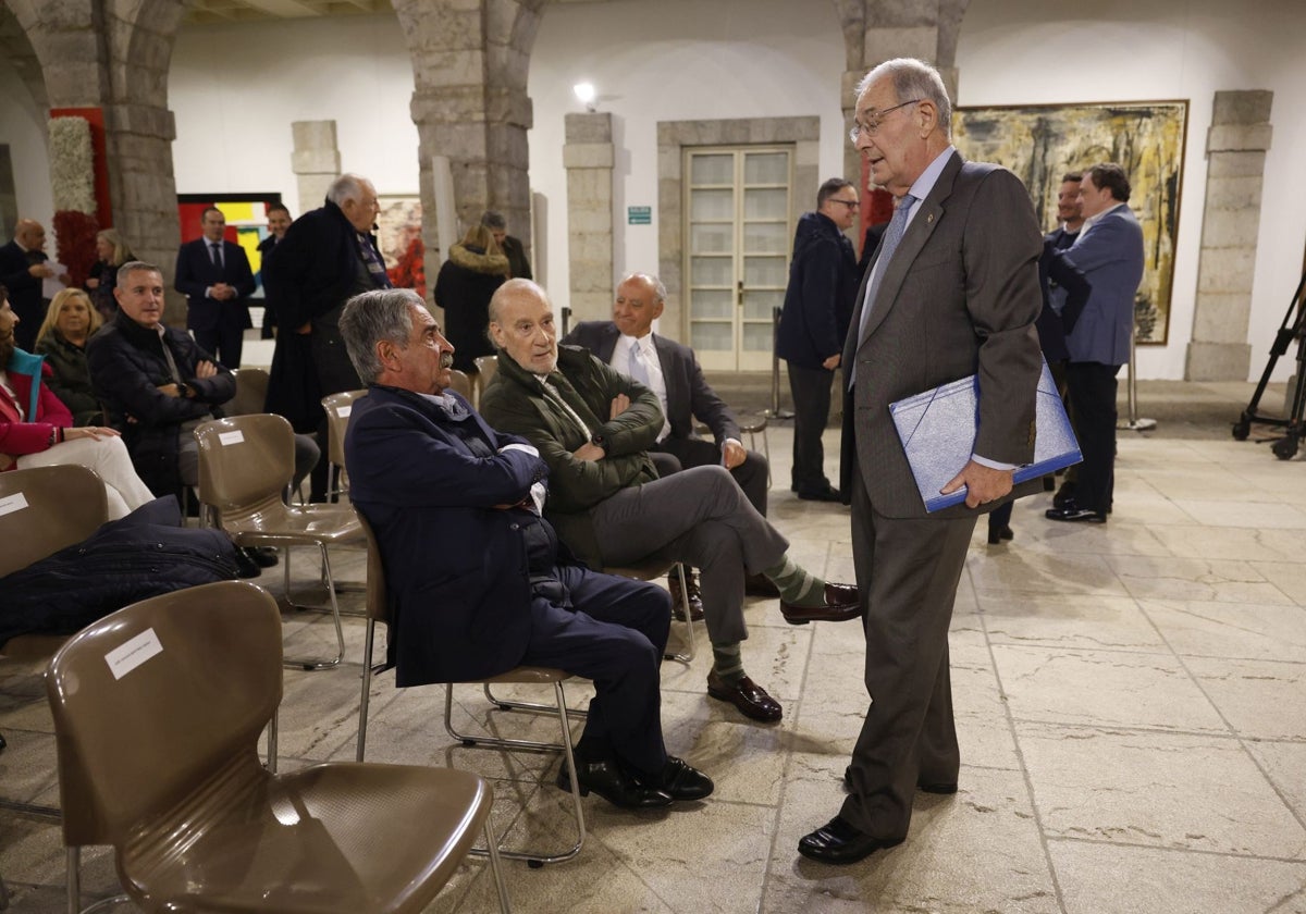 Alberto Cuartas, de pie, charla con Miguel Ángel Revilla y Mariano Linares en los prolegómenos del acto.