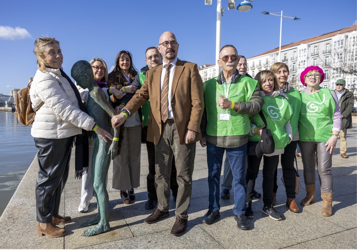 Celia García, gerente de AECC, junto al consejero de Sanidad, César Pascual, en el centro de la imagen, y miembros de la asociación.