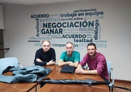 Los tres sindicalistas que han pasado la noche en el Orecla, Lorenzo Fernández, presidente del comité de empresa (UGT); Justo González, delegado (UGT); y Enrique Fernández, delegado (CC OO).