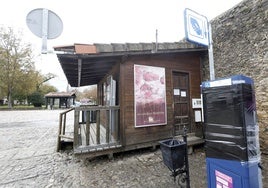 Oficina de la empresa que gestiona los aparcamientos de Santillana del Mar.