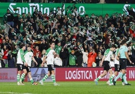 La grada y los futbolistas celebran uno de los dos tantos de Arana.