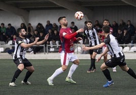 Los jugadores del Escobedo rodean a un rival.