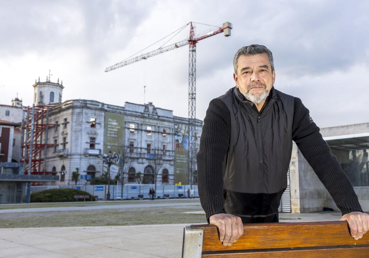 Luis Sazatornil, historiador del arte, posa en la Plaza Alfonso XIII. Al fondo, el inmueble que albergará el centro asociado del Museo Reina Sofía