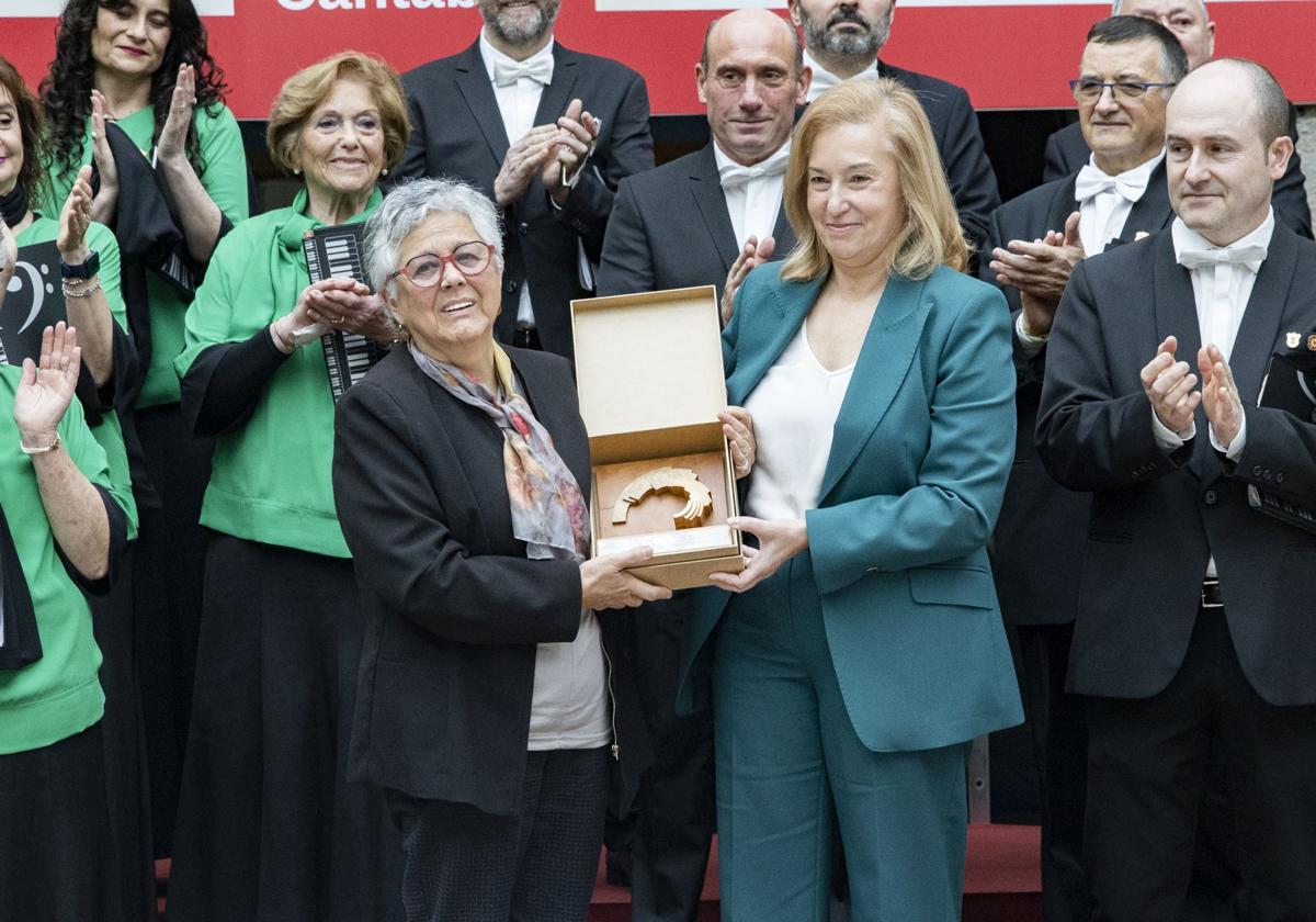 González Revuelta entrega una reproducción del logo del Parlamento a la viuda de Chema Puente, Cristina Incera.