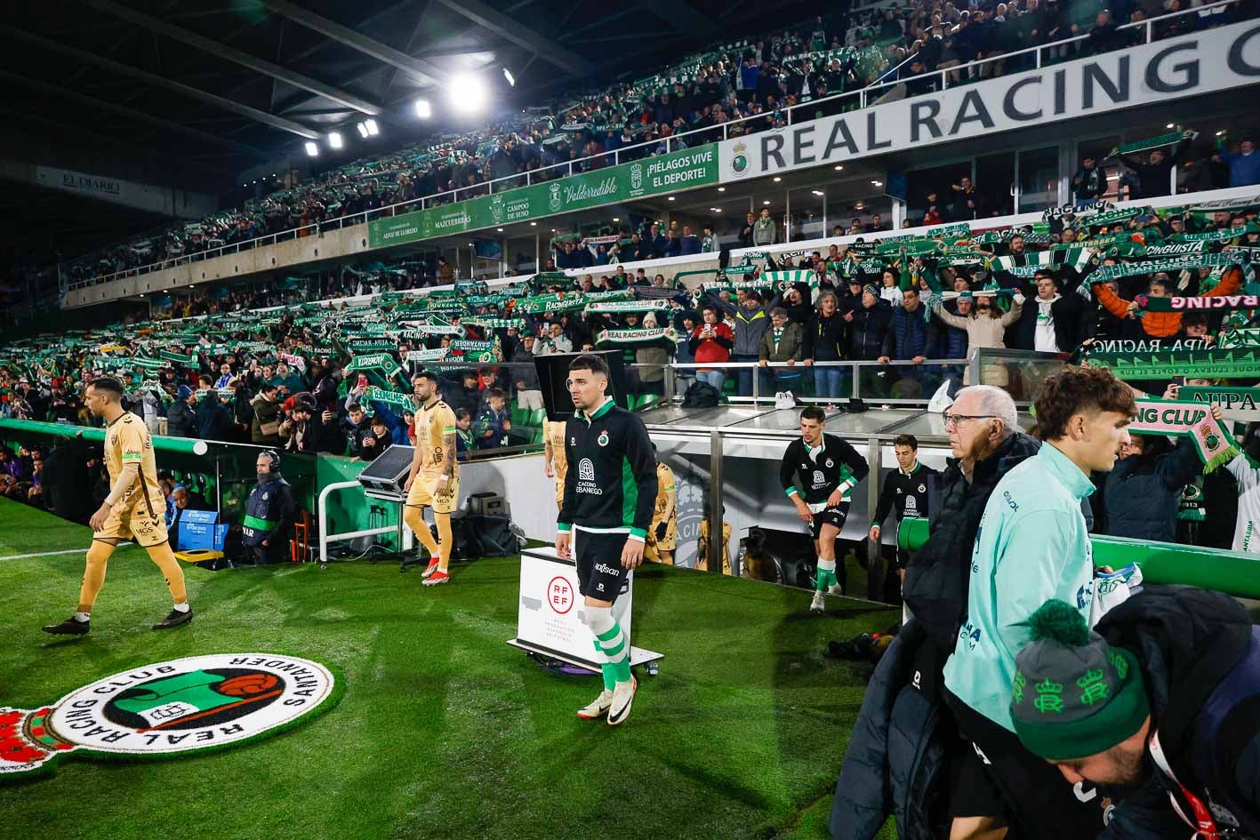 Los jugadores del Racing salen al terreno de juego encabezados por Arana. 