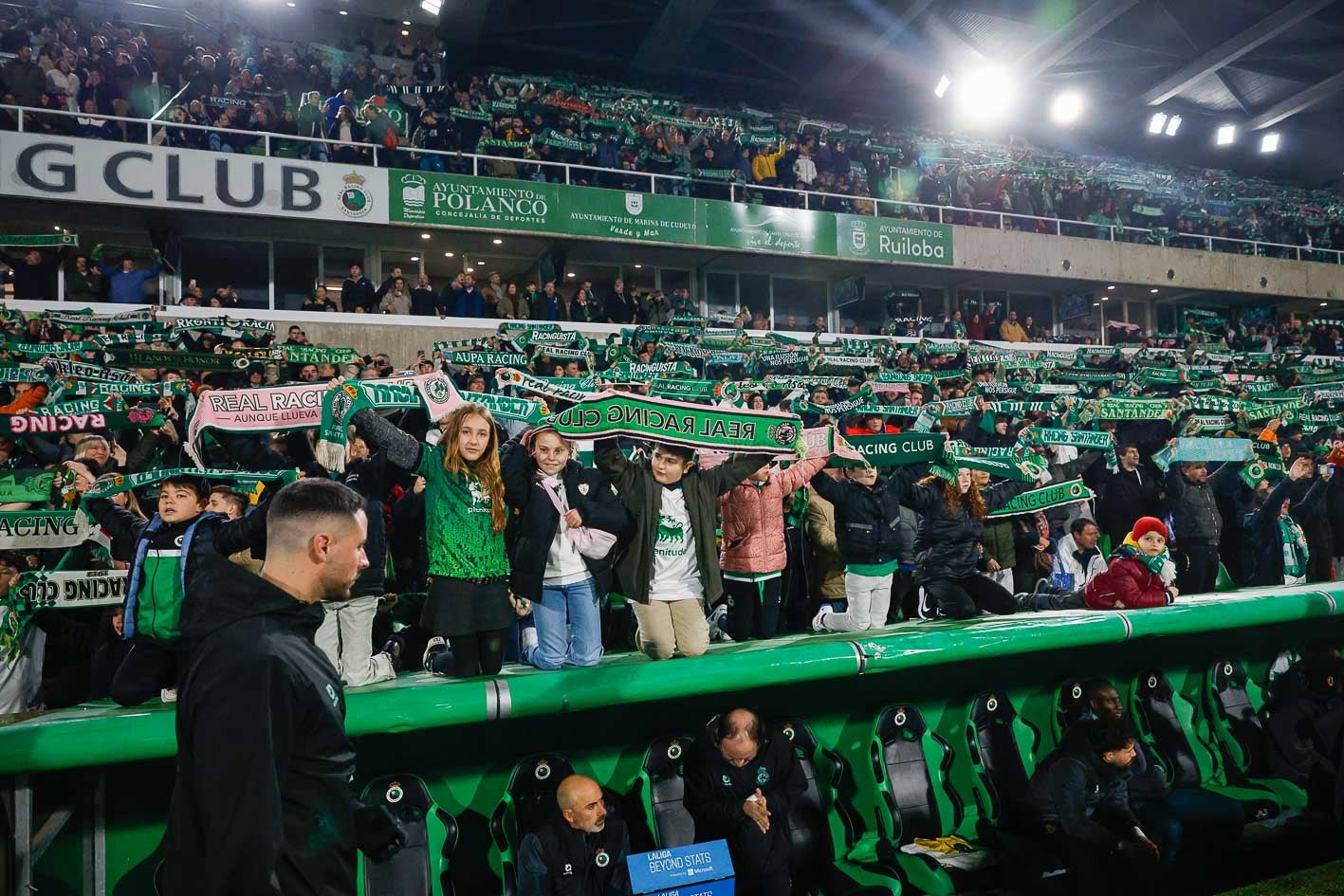 El estadio entonó la Fuente de Cacho con las bufandas en alto como es tradición. 