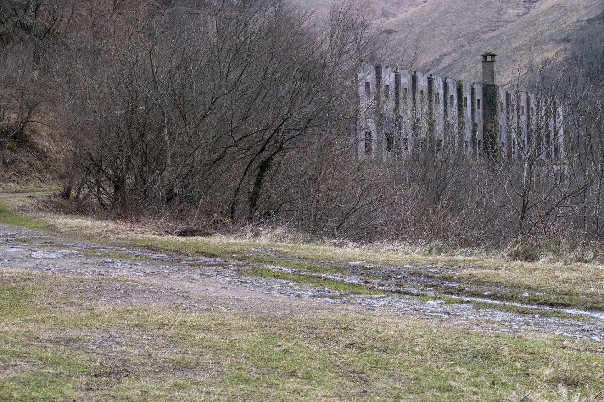 La carretera sobre la plataforma de la vía llegará hasta esta zona, ya junto a la entrada del túnel de La Engaña.