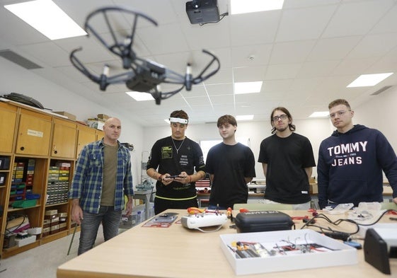 Profesor y alumnos del IES Zapatón, en un curso de drones.