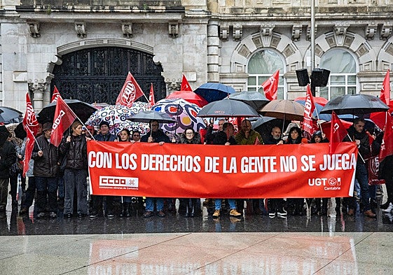 Los manifestantes sostienen la pancarta con el lema «Con los derechos de la gente no se juega».
