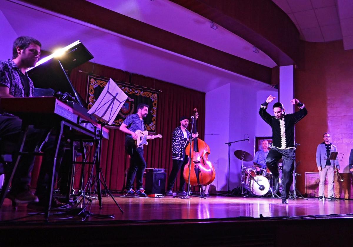 El bailaor Daniel Caballero junto a los músicos, durante el concierto. .