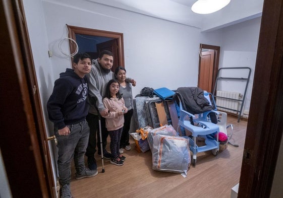 Jhordano, Johan, María del Mar y Zoe, parte de la familia de peruanos afectados por el incendio de la Albericia, en su nuevo hogar.