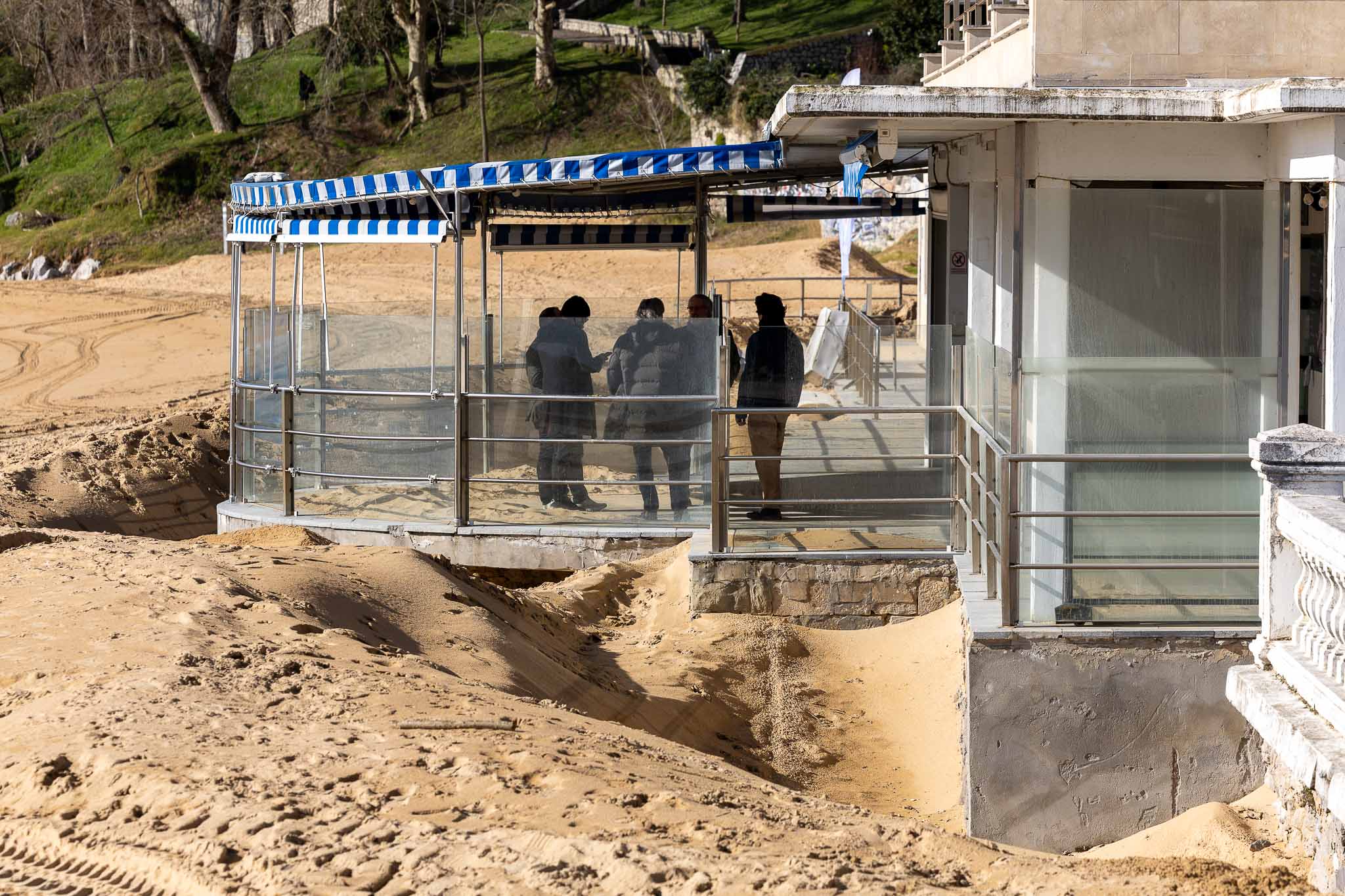 La arena se cuela en el Balneario de La Magdalena tras el oleaje provocado por las borrascas Herminia e Ivo.