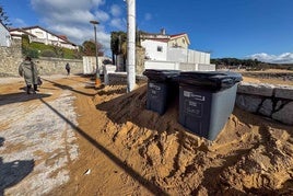 La arena invade las aceras próximas al Balneario de la Magdalena, tras el paso de las borrascas por la playa de Los Bikinis, en Santander