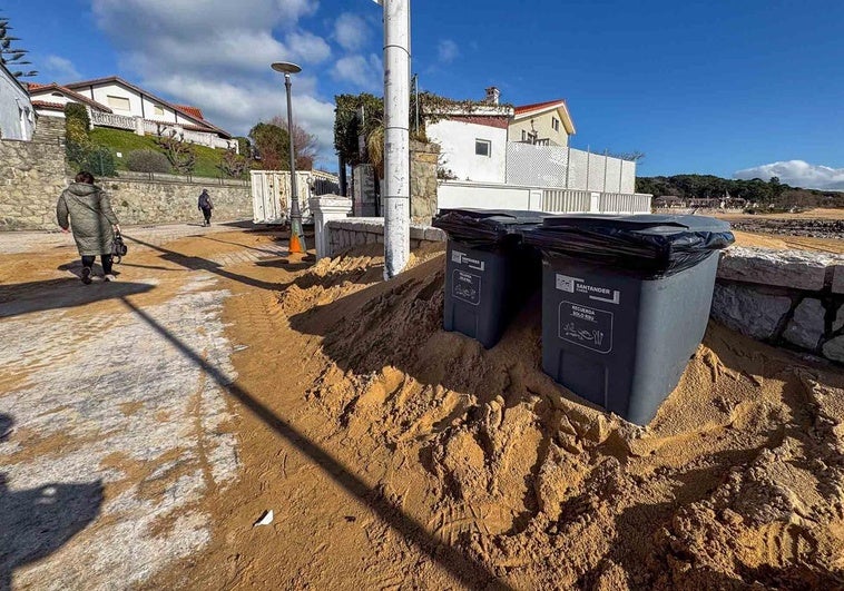 La arena invade la acera tras el paso de las borrascas por la playa de Los Bikinis, en Santander.