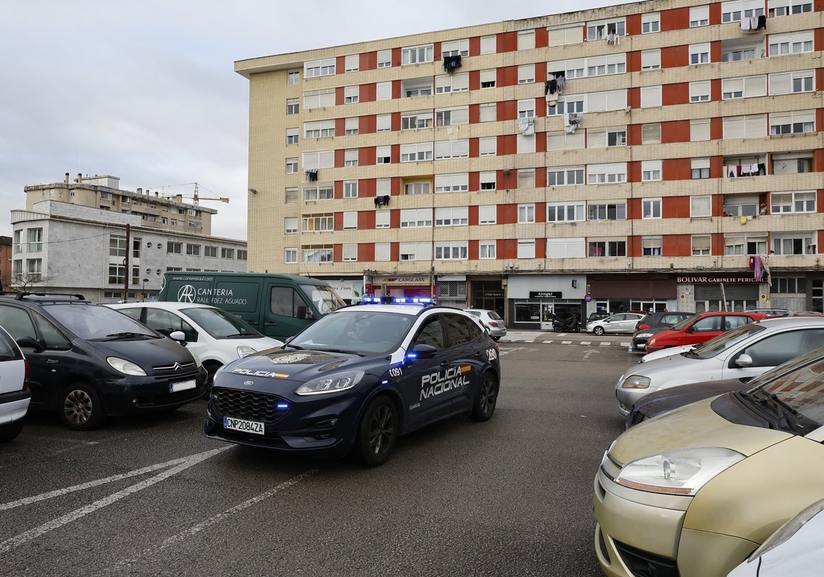 Agentes de la Policía Nacional patrullan por el aparcamiento de Pintor Varela, este lunes, en el barrio de La Inmobiliaria (Torrelavega).