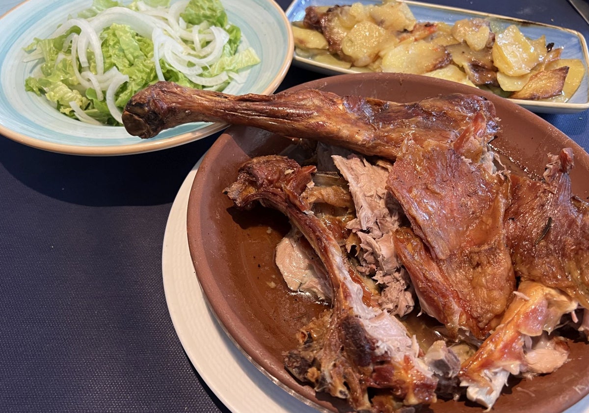 Imagen principal - Lechazo de Castilla, suministrado por Hermanos Alonso, de Palencia, preparado al horno y con guarnición de patata panadera y ensalada; riñones a la plancha y tarta de hojaldre y mantequilla.