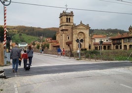 Paso a nivel de la Avenida Forjas de Buelna, en Los Corrales.