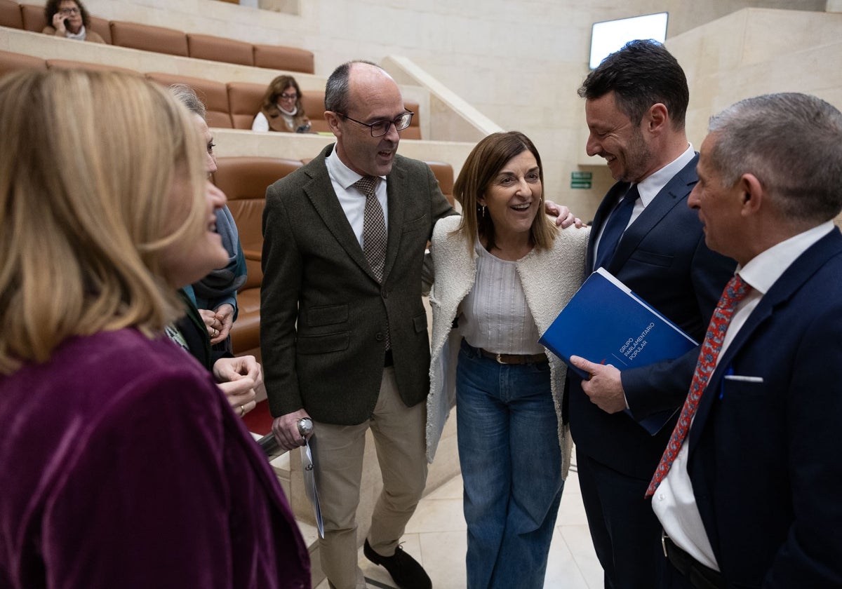 La presidenta regional charla antes del pleno de ayer con los diputados populares Juan José Alonso, Alejandro Liz y Rafael de la Gándara.