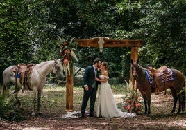 Luna Rodríguez y Daniel Cos celebraron su boda vaquera en Escalante el pasado 27 de julio. Los dos compiten a nivel nacional en la modalidad de 'doma western', así que tuvieron muy clara la temática que querían para su día e hicieron ellos mismos toda la decoración.