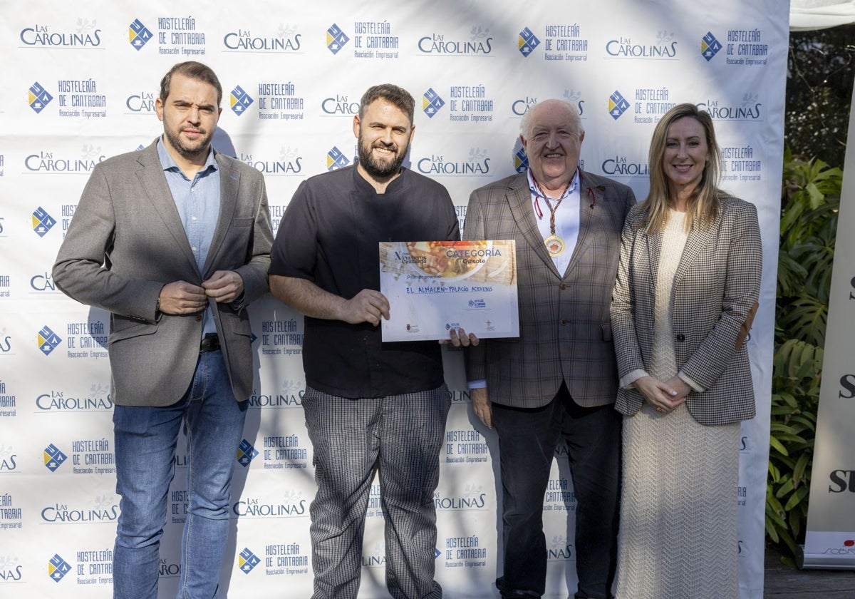 Eduardo Lamadrid, presidente de la AEHC; Roberto Cordero, jefe de cocina del Palacio de los Acevedo; Gabriel Argumosa, presidente de la Cofradía de los Cocidos de Cantabria y Bárbara Gutiérrez, directora de la AEHC.