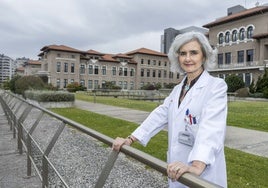 La exgerente de Valdecilla, Dolores Acón, con el hospital de fondo.