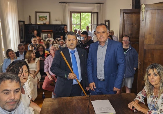 El alcalde Óscar López (PP) junto al exalcalde del PRC, Víctor Manuel Reinoso.