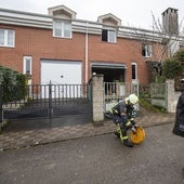 Dos bomberos recogen el material empleado para sofocar el incendio.