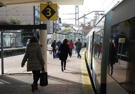 Pasajeros salen de un tren de Cercanías en la estación de Torrelavega.