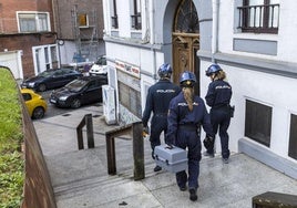 Agentes de la Policía Científica acceden al edificio de Juan de la Cosa donde se produjo el incendio.