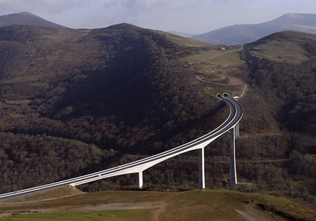 El viaducto de Montabliz, en la A-67, tiene pilas de 145 metros, las más altas de España.