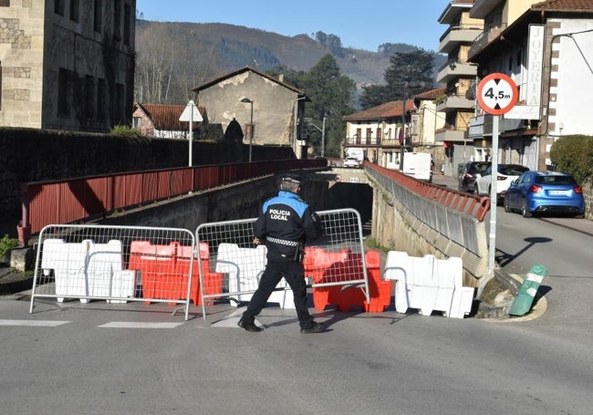 La Policía Local ha cortado las dos entradas al túnel bajo las vías del tren.