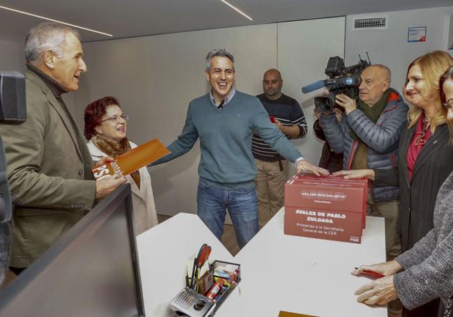 Pablo Zuloaga presenta sus avales acompañado por sus representantes Luis Clemente y Nieves Rioz..