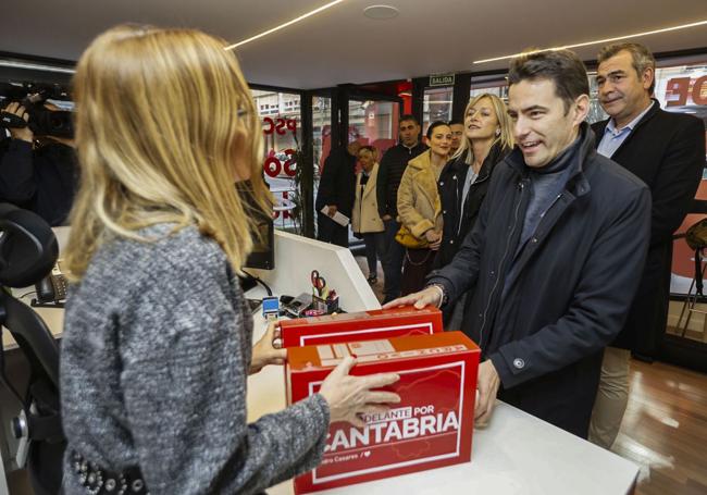 Susana Herrán, Julio Pinna, Sergio Abascal, Pablo Antuñano, Roberto Pellón, Mario Iglesias, Paloma Palacio y Conchi Gutiérrez acompañaron a Casares en la presentación de sus avales.