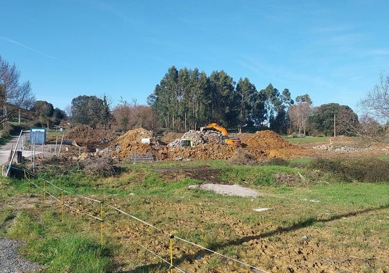 La pala excavadora inició ayer los trabajos de construcción del futuro punto limpio de Noja.