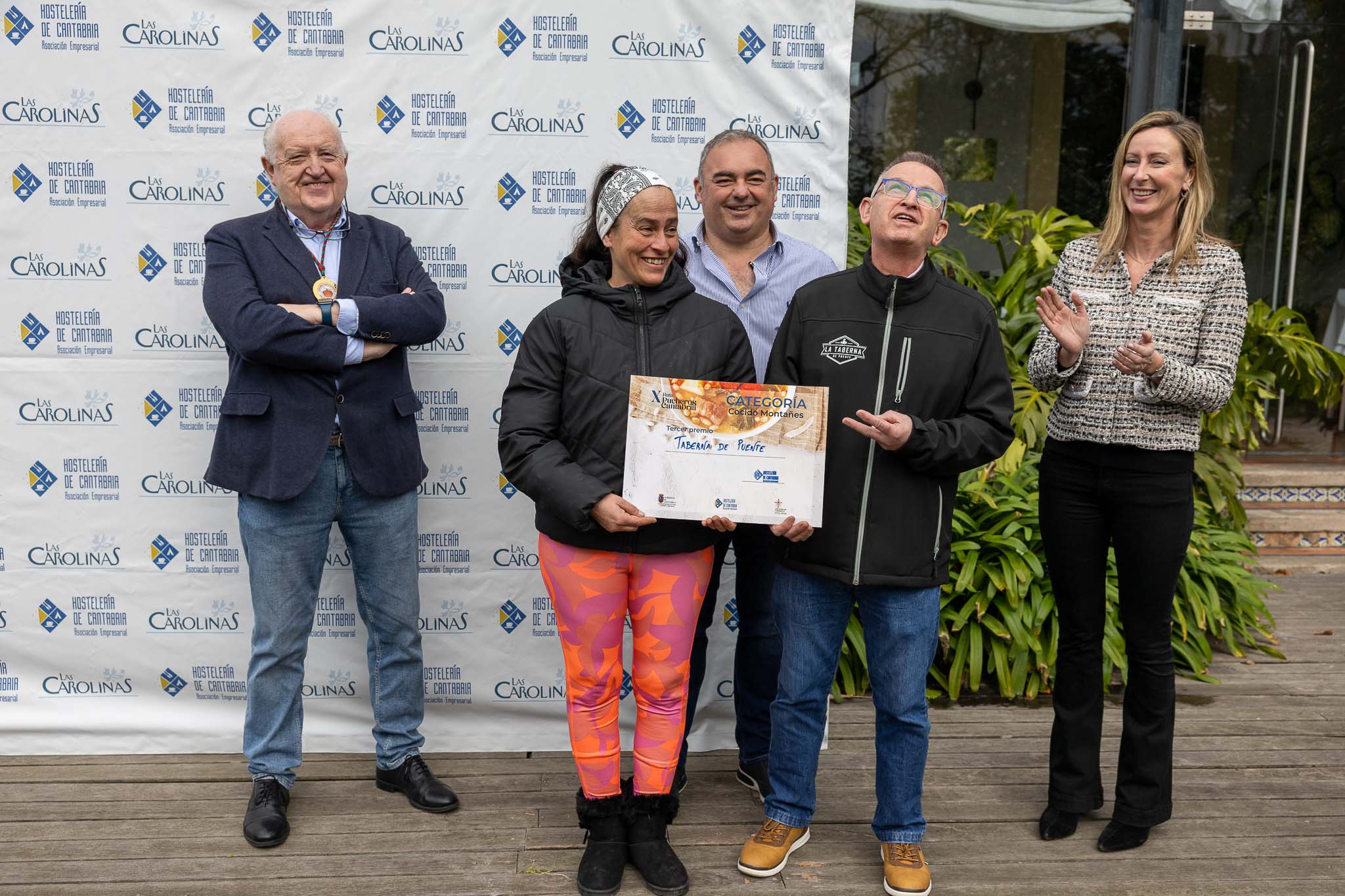 La Taberna de Puente, en Puente San Miguel, tercera clasificada. María Luisa Fernández, propietaria, y José Luis Posada, cocinero, posan con el diploma.