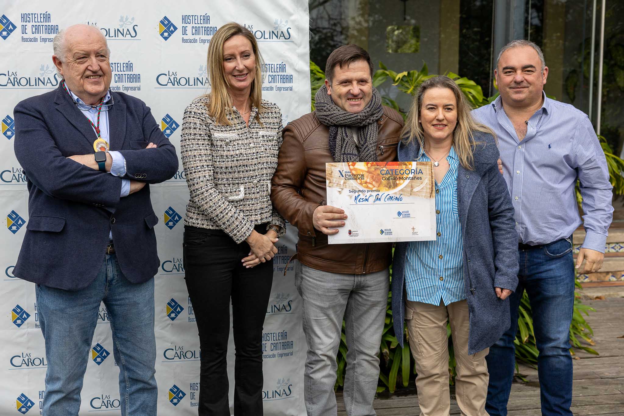 Mesón San Cipriano, segundo clasificado. Emilio Carral y Rosa Vejo posan acompañados de Gabriel Argumosa, Bárbara Gutiérrez y Miguel Diego.