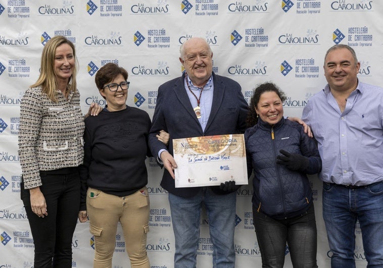 Bárbara Gutiérrez, directora de la AEHC; Amagoia Alcerreca, propietaria del restaurante La Solana; Gabriel Argumosa, presidente de la Cofradía de los Cocidos; Carolina Calero, cocinera del restaurante La Solana y Miguel Diego (Grupo Los Pasiegos).