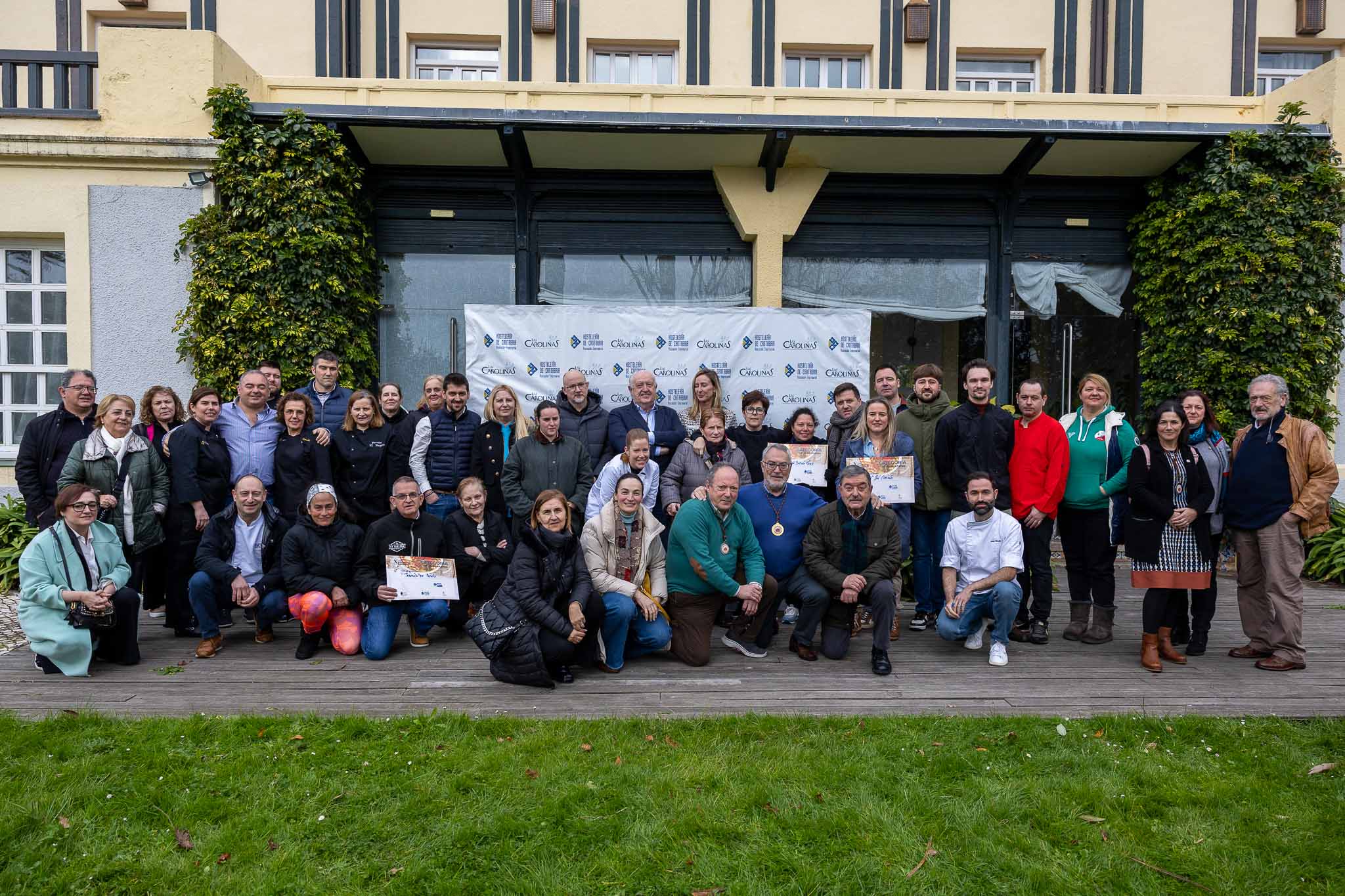 Foto de familia de participantes, miembros del jurado y responsables de la Asociación Empresarial de Hostelería de Cantabria.