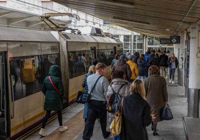 Los viajeros en la estación de Santander