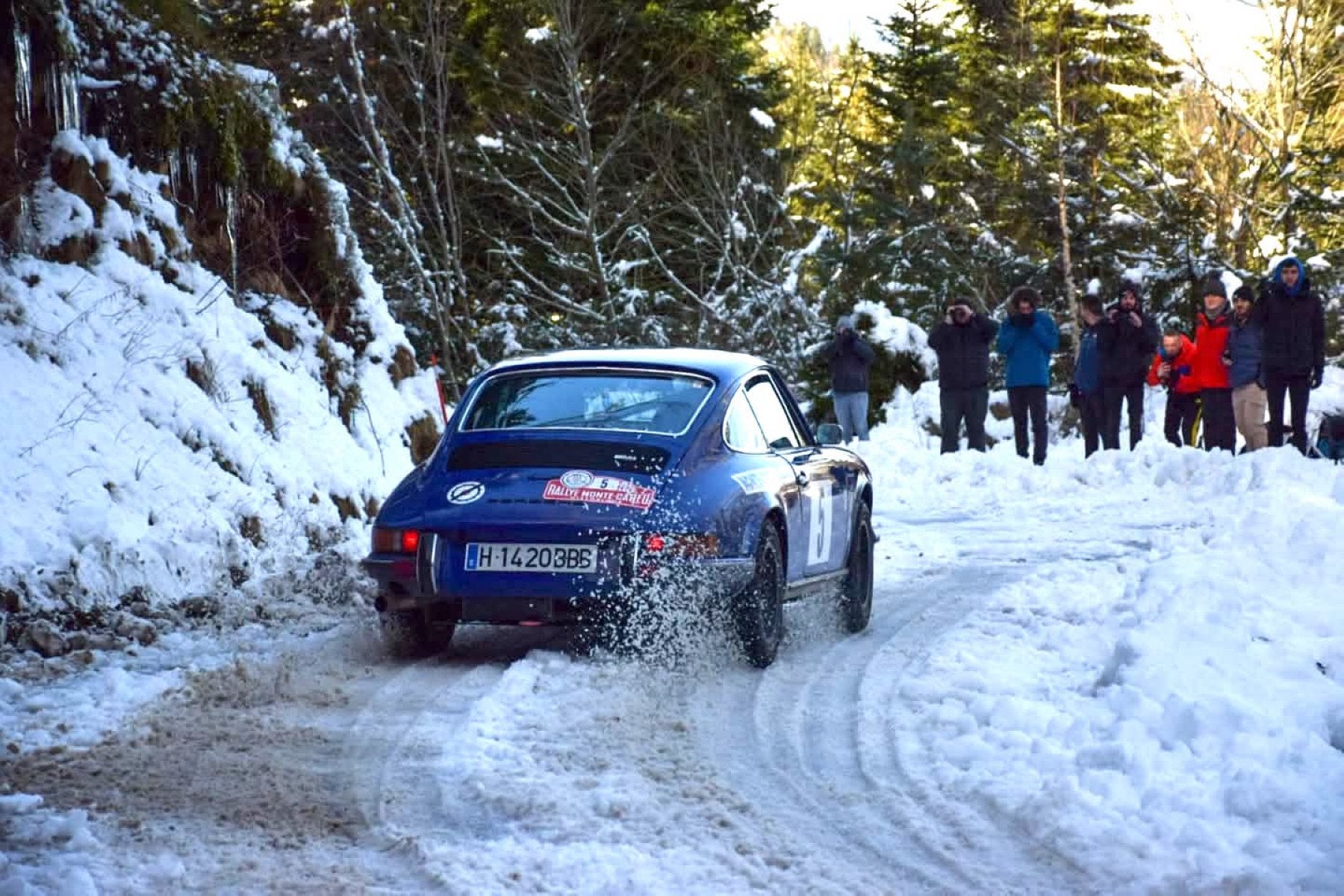 El Porsche de Ochagavias y Macho, durante una de las especiales nevadas.