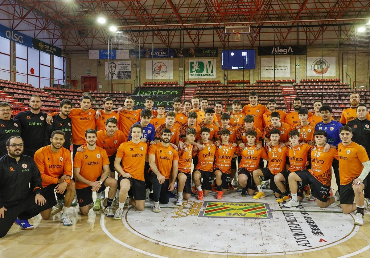 El Bathco, que dirige Jacobo Cuétara, posa junto al juvenil naranja del entrenador Sergio Alonso antes de poner rumbo a Lanzarote.